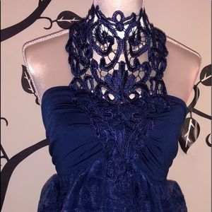 Halter blouse whit embroidered shell!✨